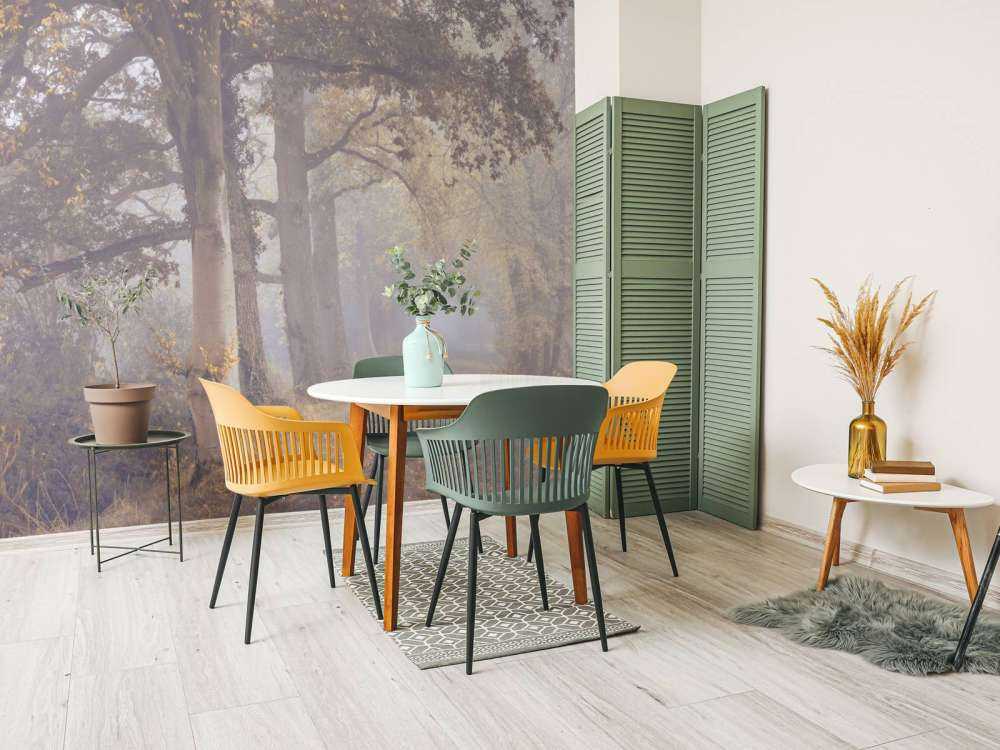 Strada nebbiosa con alberi