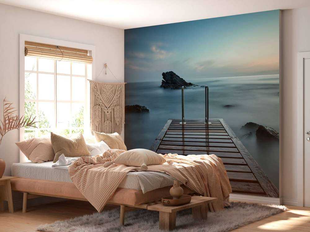 Molo di legno in riva al mare