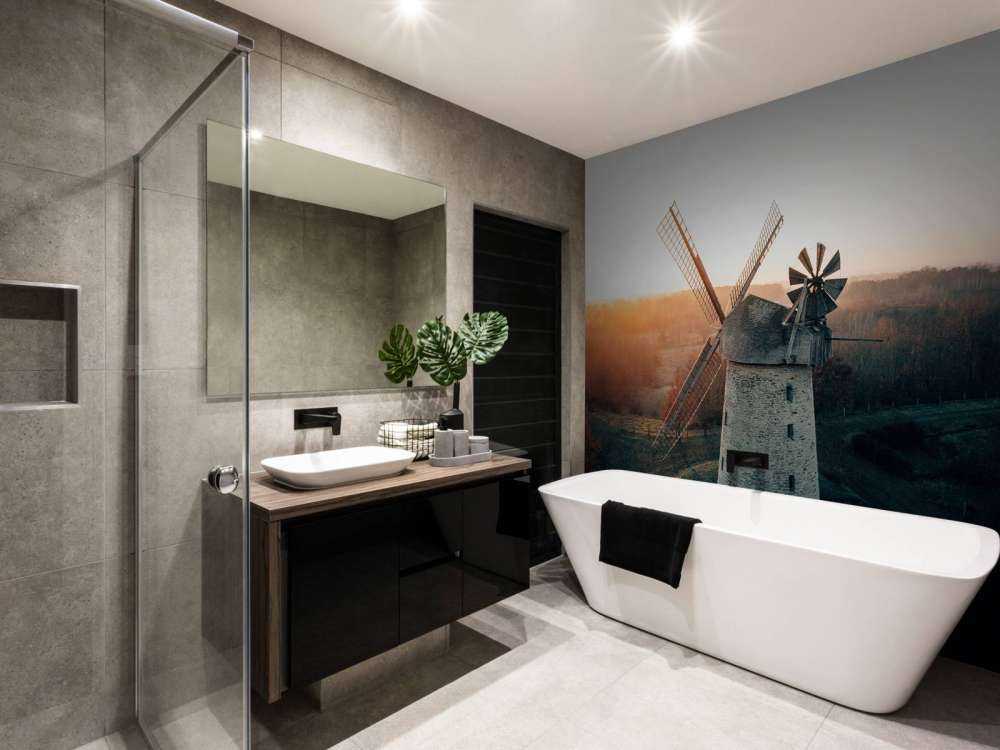 Mulino a vento in splendida luce al tramonto