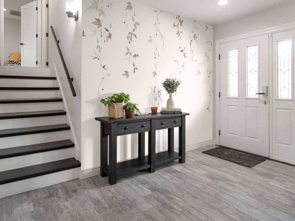 Vite di clematide leggera con fiori