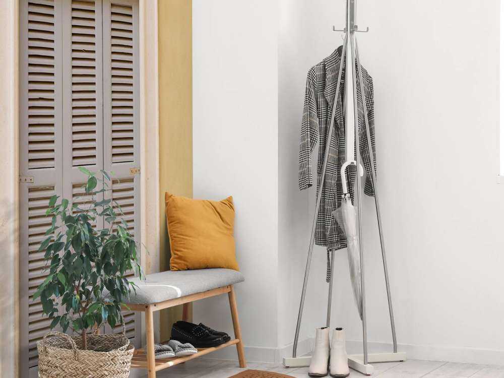 Finestra con persiane in legno su parete gialla