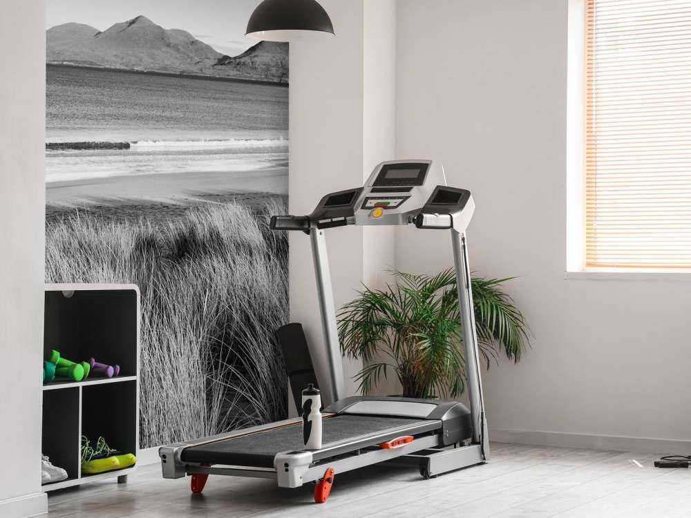 Casco in erba, spiaggia e montagna