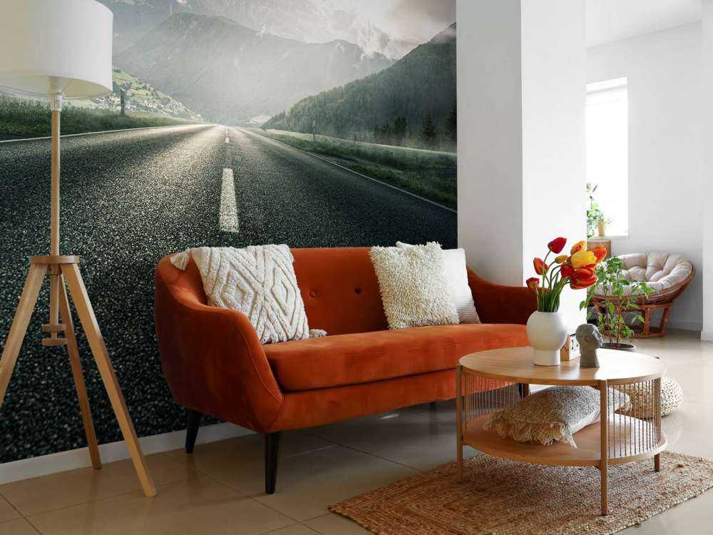 Strada nel paesaggio montano