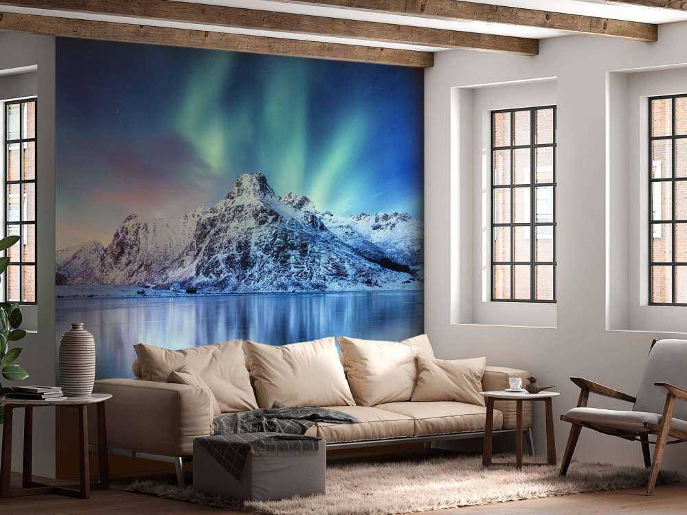 Aurora boreale su un oceano e montagne ghiacciate