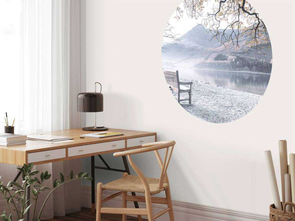 Panchina in un lago tranquillo