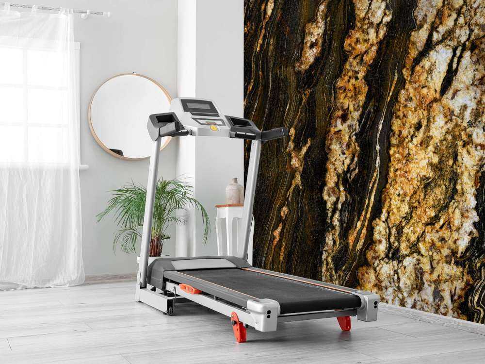 Marmo scuro con struttura dorata