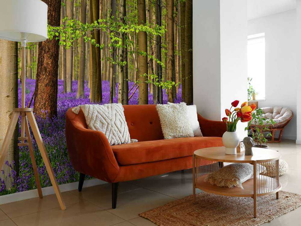 Foresta con fiori viola