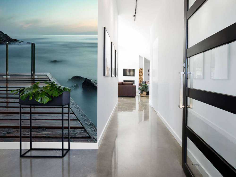 Molo di legno in riva al mare