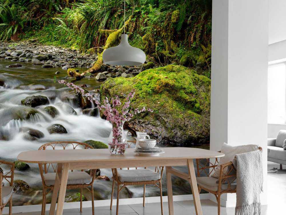 Roccia verde con fiume 