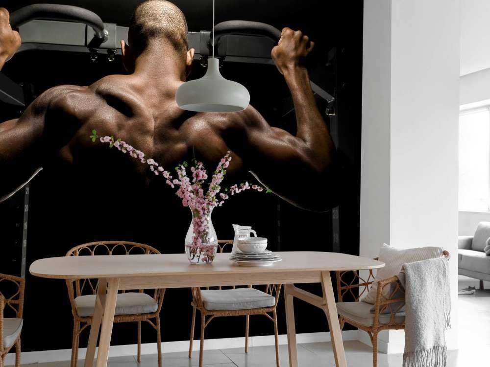 Uomo con la schiena muscolosa