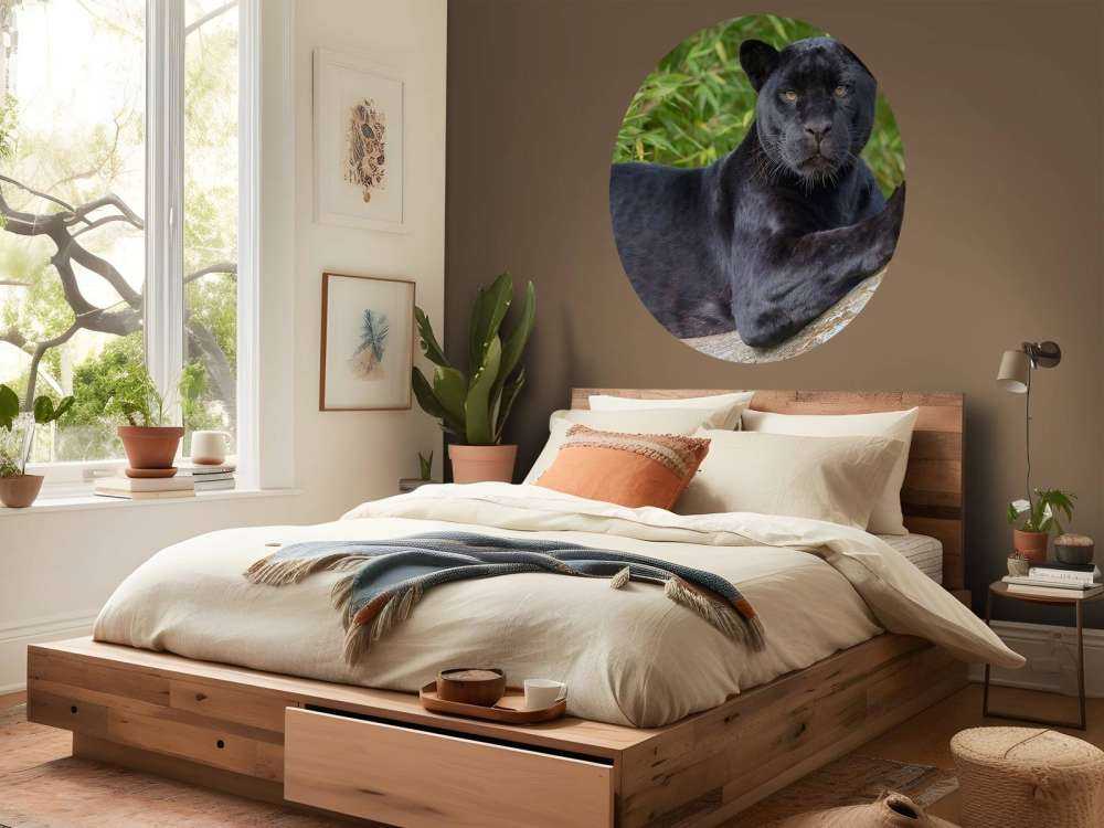 Pantera nera su un albero