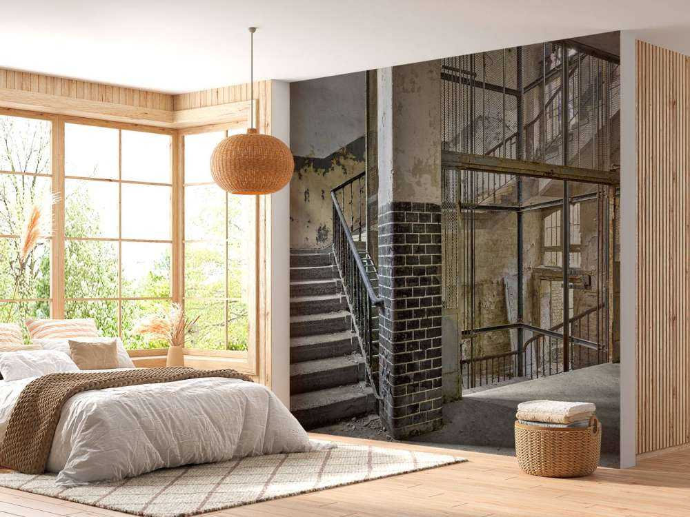 Vecchio pozzo dell'ascensore con scale