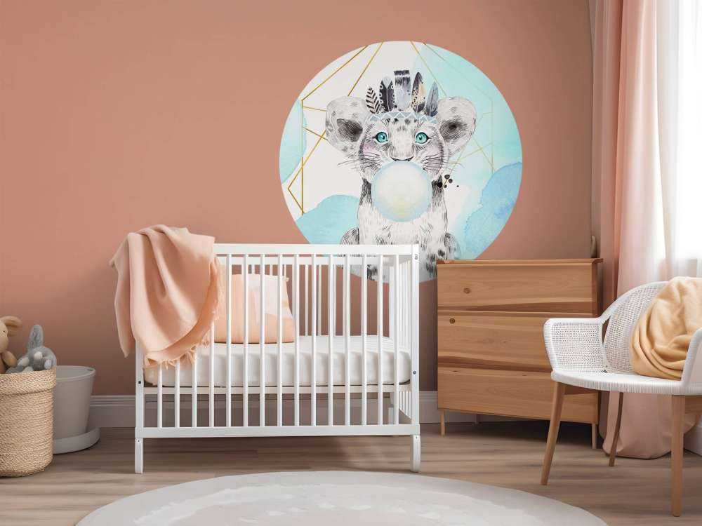 Cucciolo di leone indiano con campana di gomma da masticare