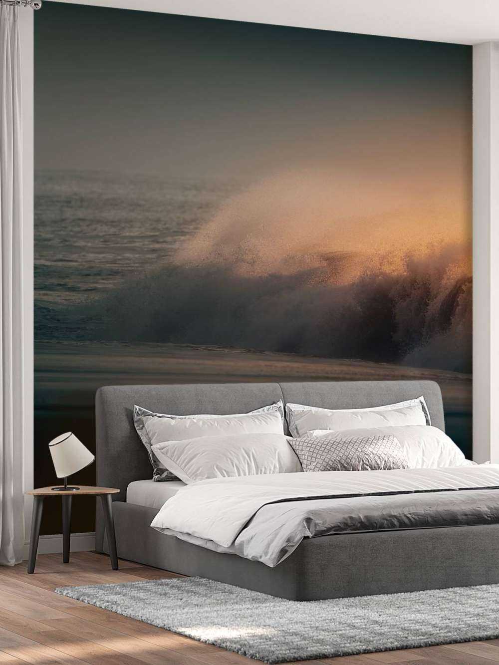 Onde che si infrangono sulla spiaggia