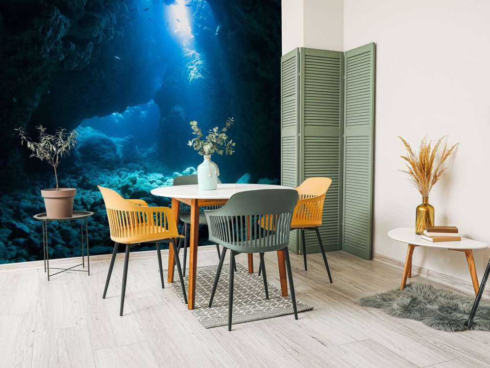 Grotta scura nell'oceano