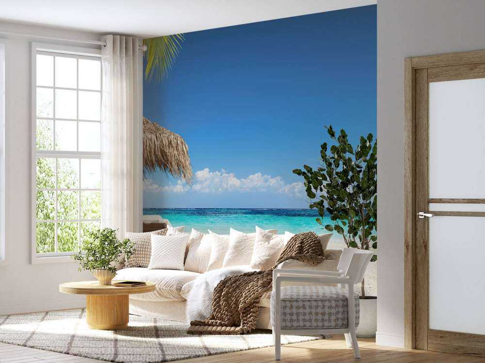 Sedie e ombrellone sulla spiaggia tropicale