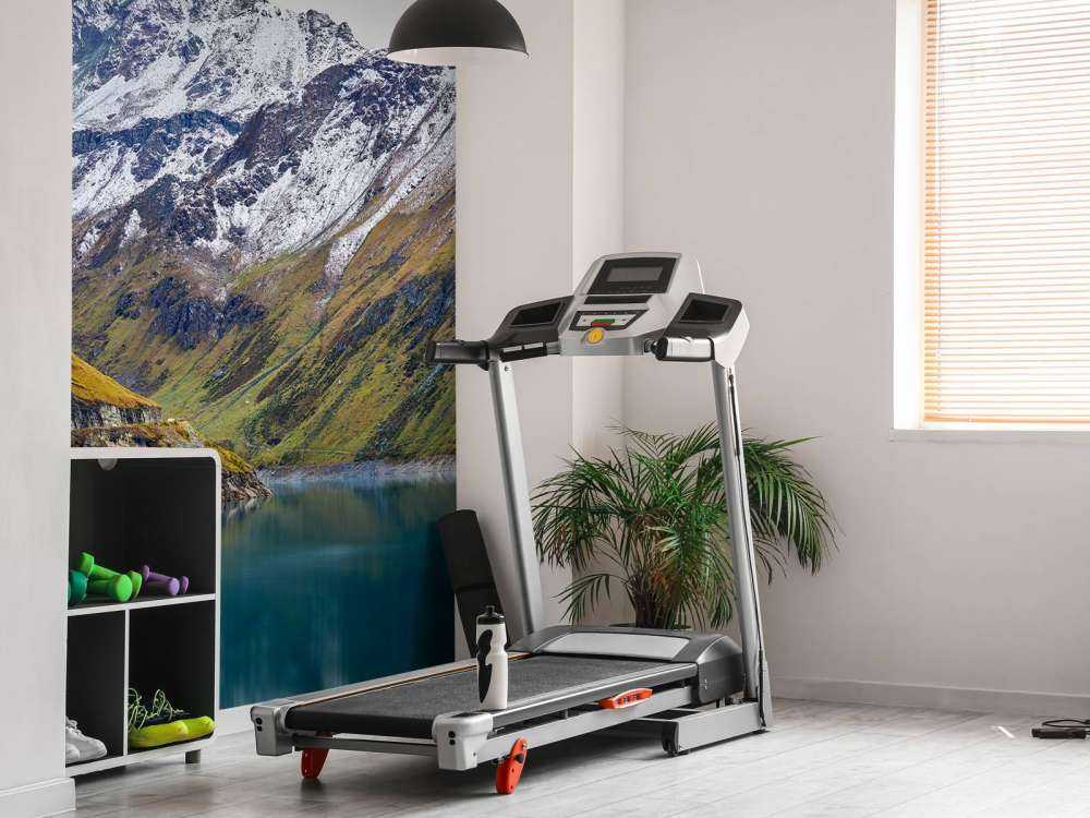 Cime di montagna con neve vicino al lago di montagna