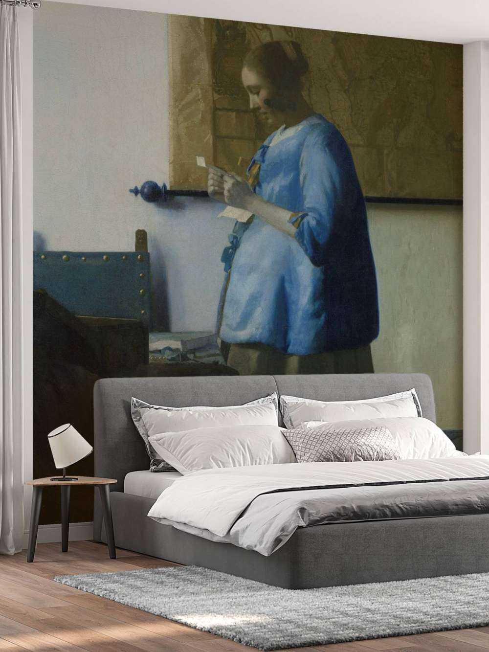 Donna che legge una lettera