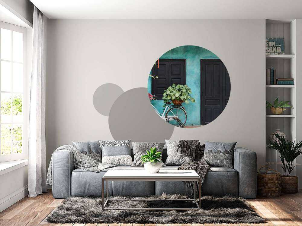 Vecchia bicicletta vicino a una casa