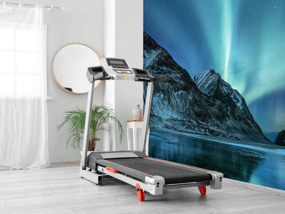 Aurora boreale verde sopra le montagne