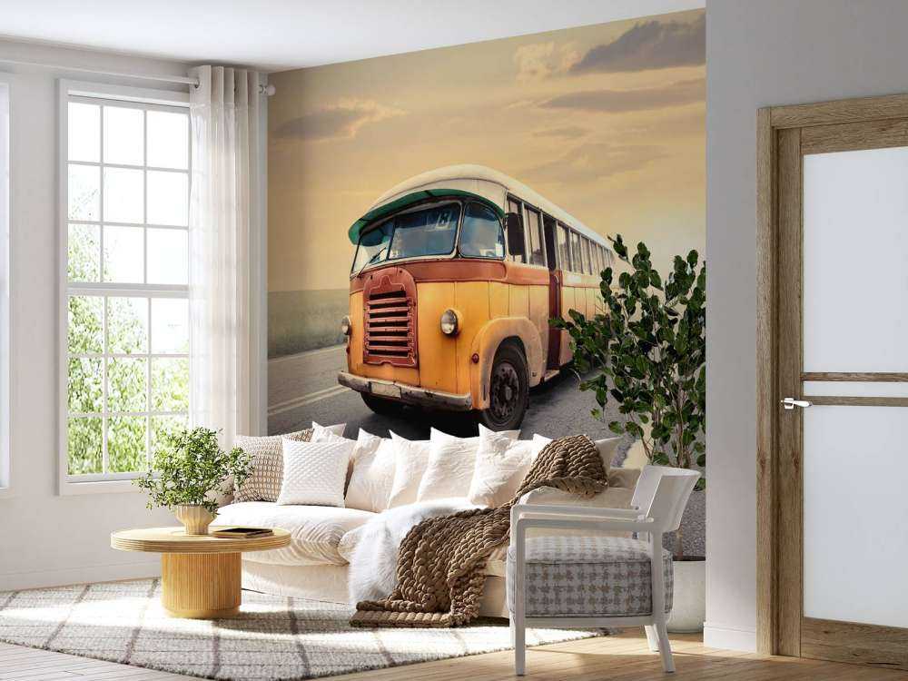 Autobus su una strada deserta