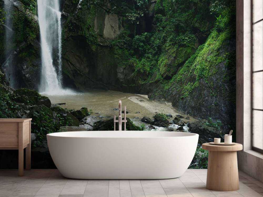 Cascata nella foresta profonda