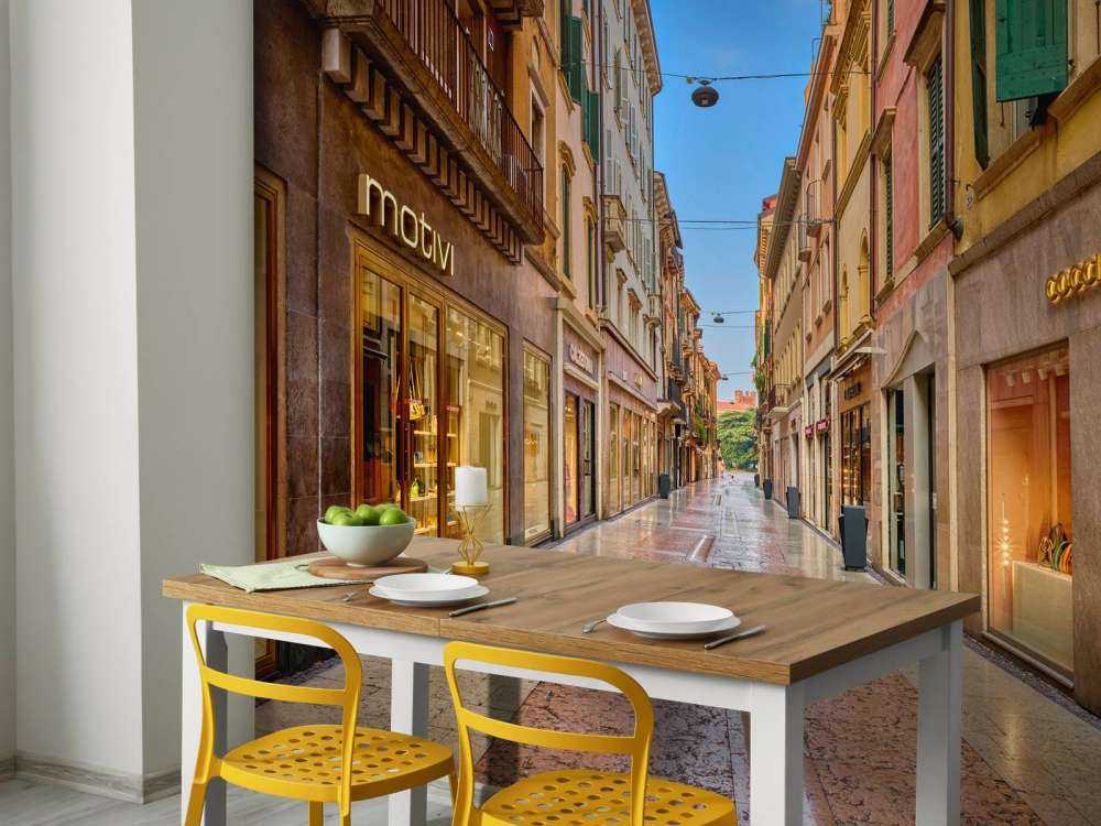 La via dello shopping al mattino presto