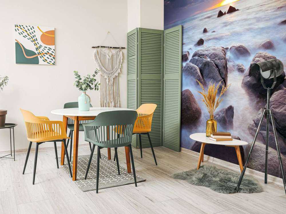 Tramonto su una costa rocciosa