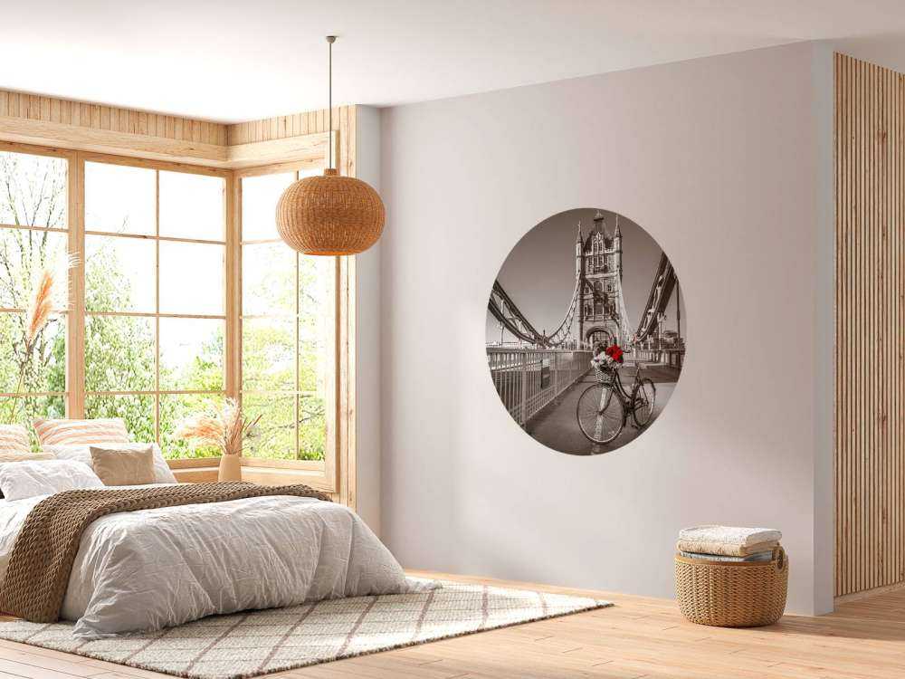 Cuccioli in un cestino da bicicletta