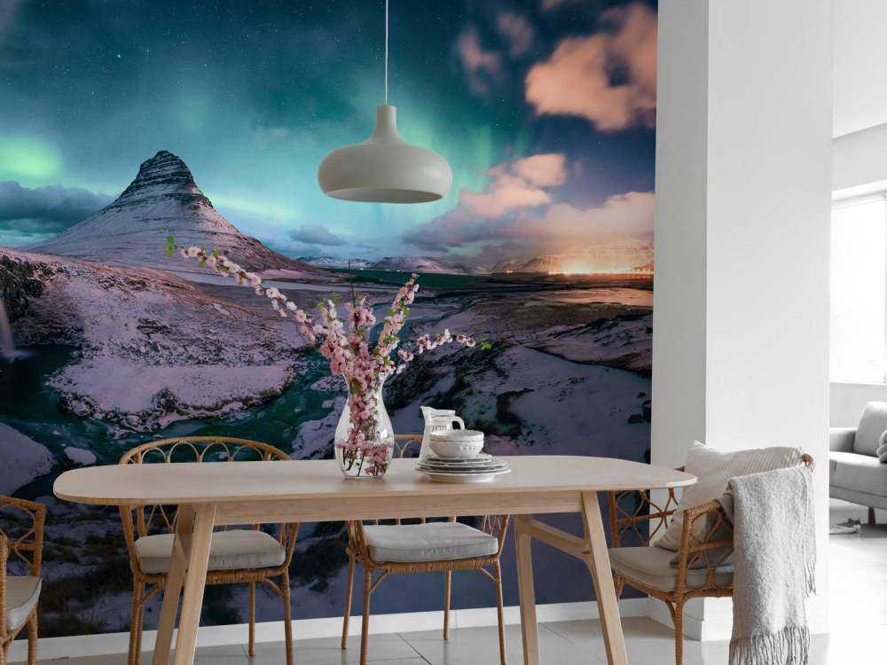 Kirkjufell con l'aurora boreale