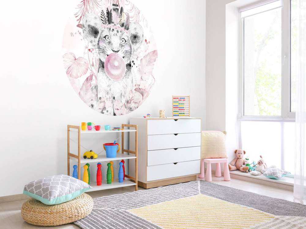 Cucciolo giocoso e sogni rosa