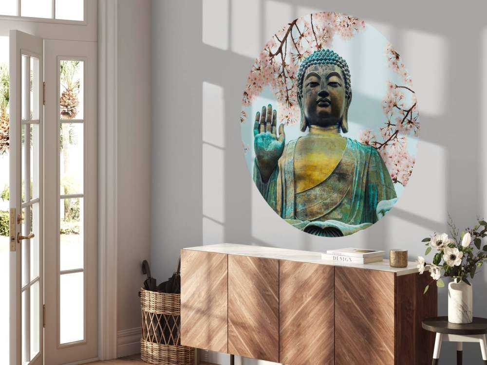 Buddha circondato da fiori di ciliegio