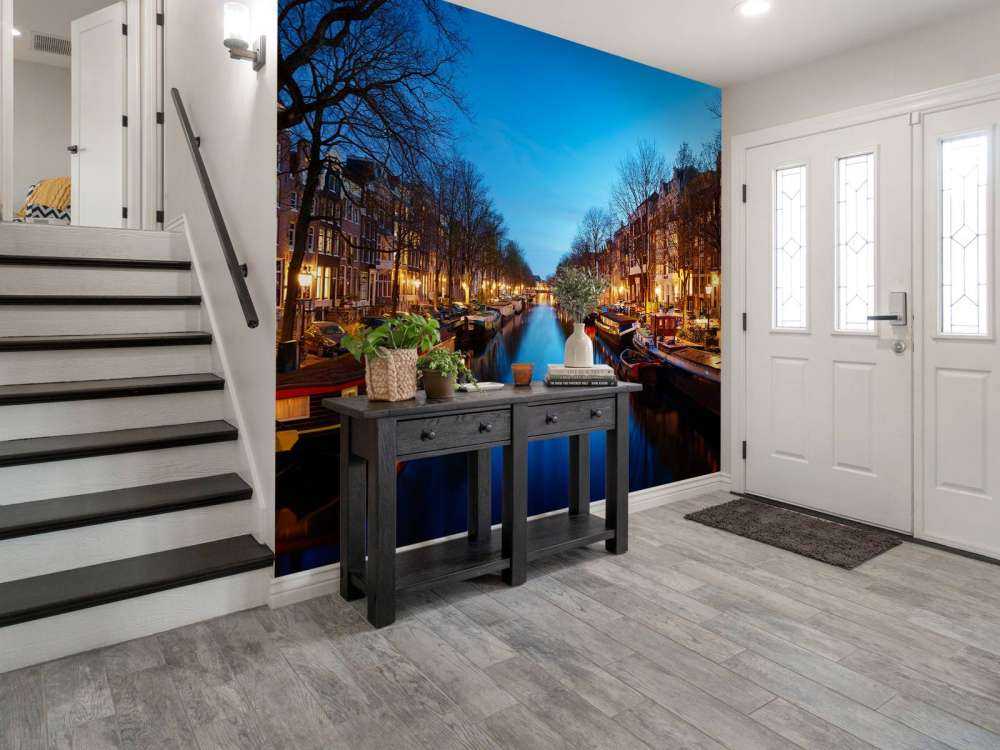 Case galleggianti lungo il canale illuminato