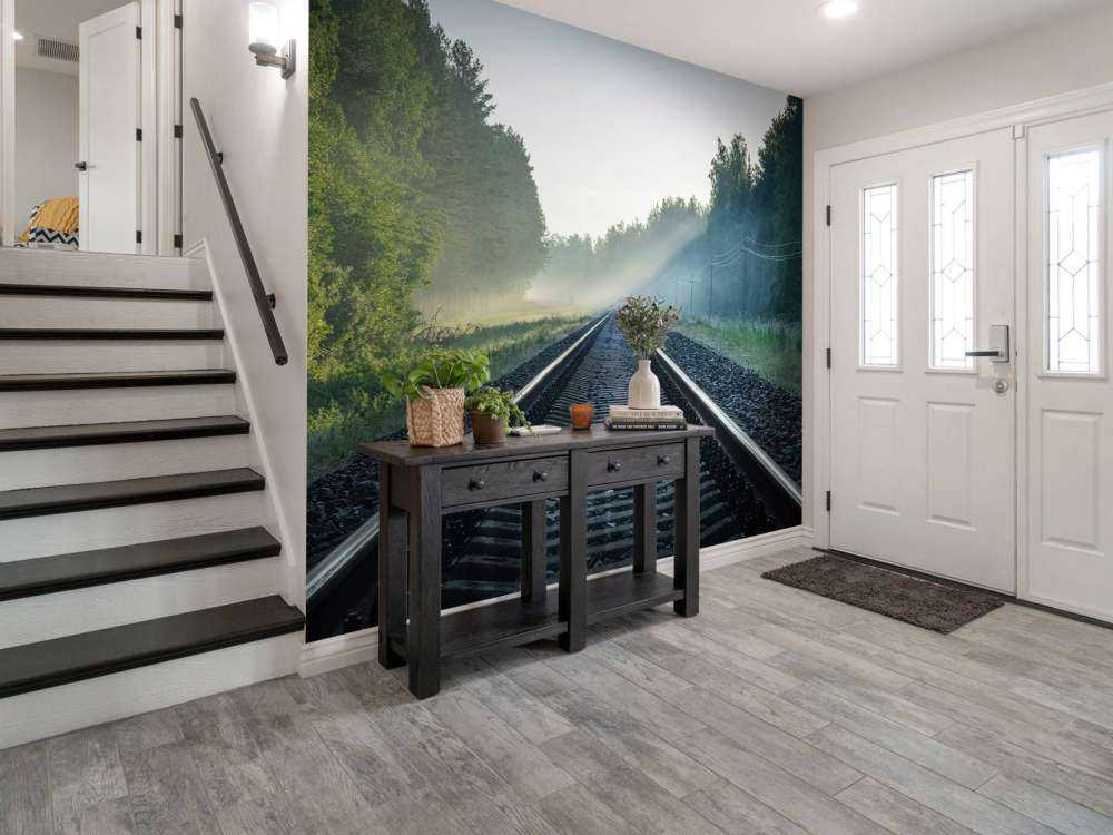 Binari del treno attraverso la foresta