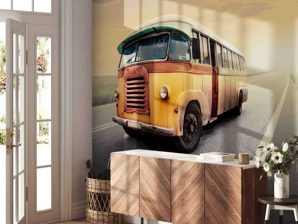 Autobus su una strada deserta