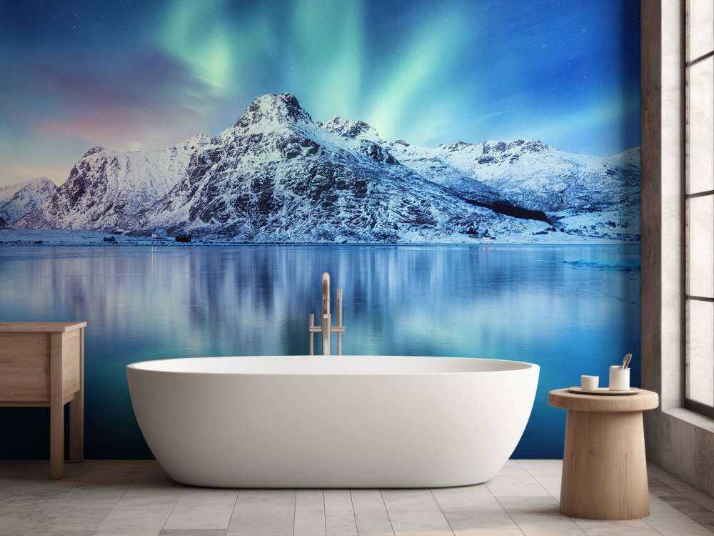 Aurora boreale su un oceano e montagne ghiacciate