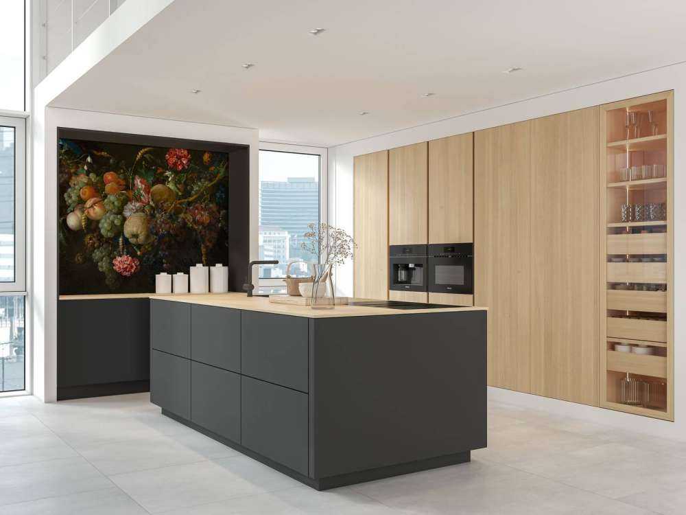 Ghirlanda di frutta con qualche fiore