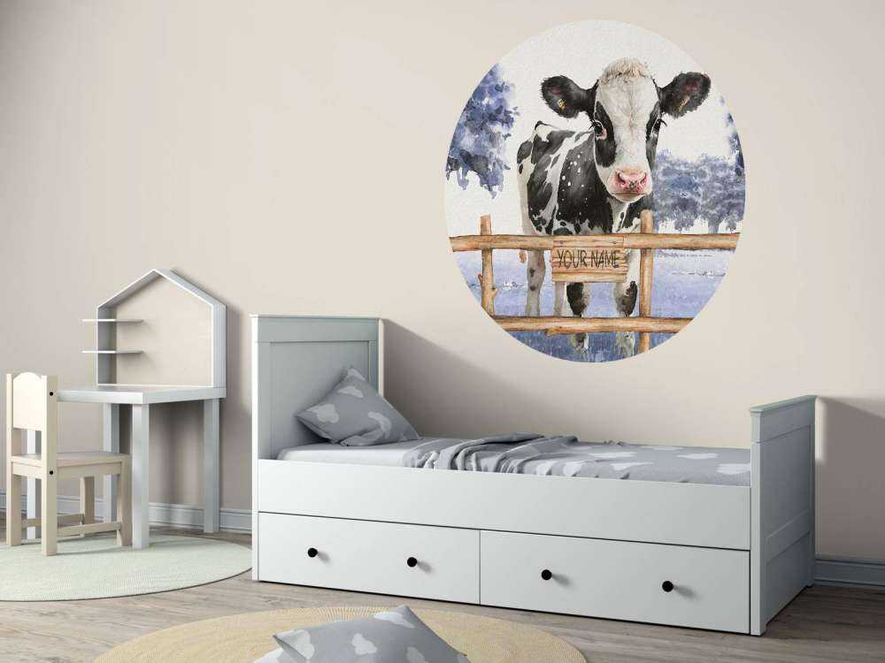 Giovane mucca in un prato blu