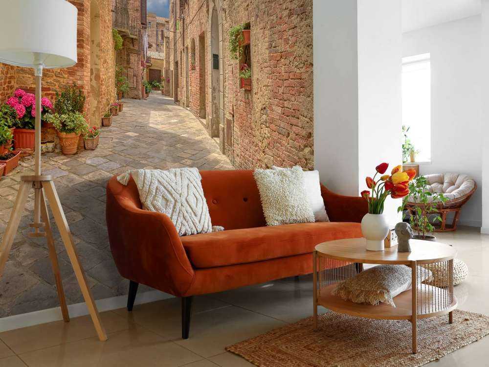 Strada italiana con piante e fiori