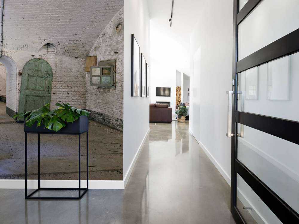 Porta verde in un vecchio edificio