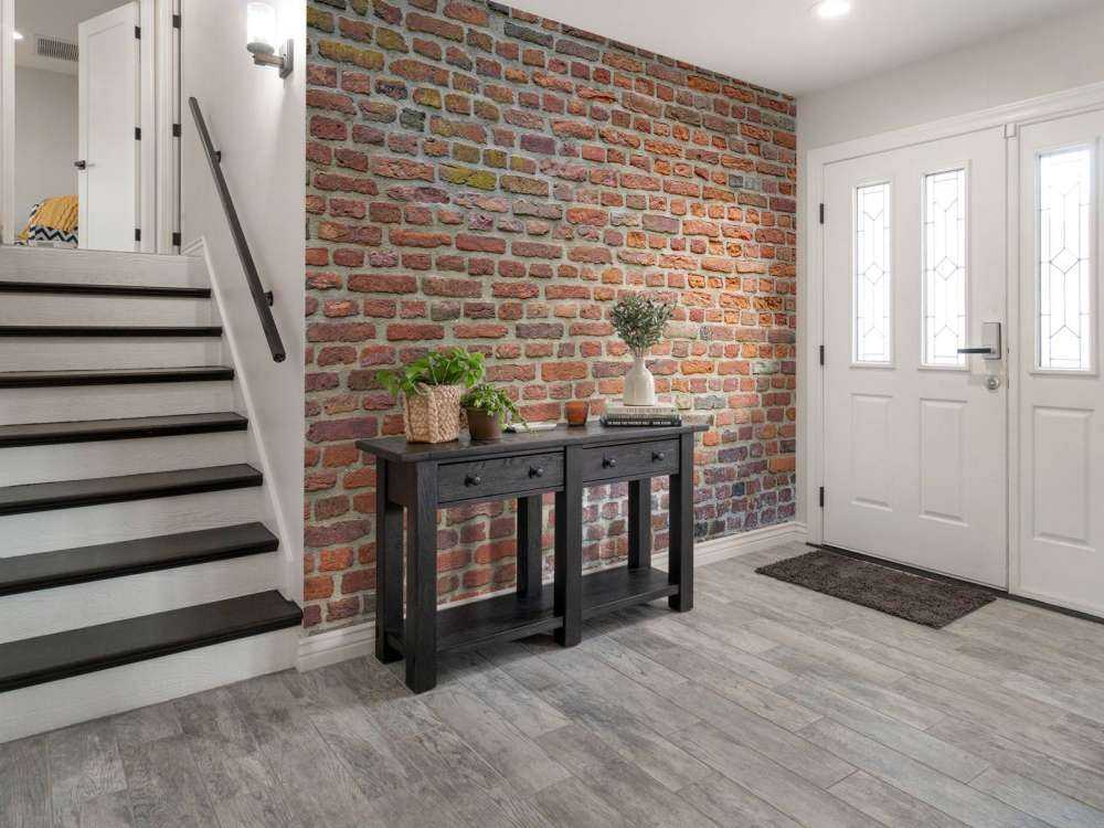 Muro con mattoni grandi e piccoli