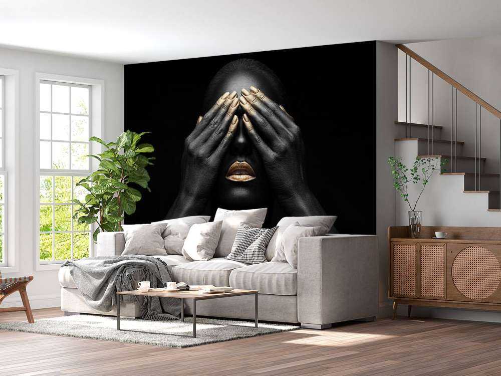 Donna con le mani davanti agli occhi