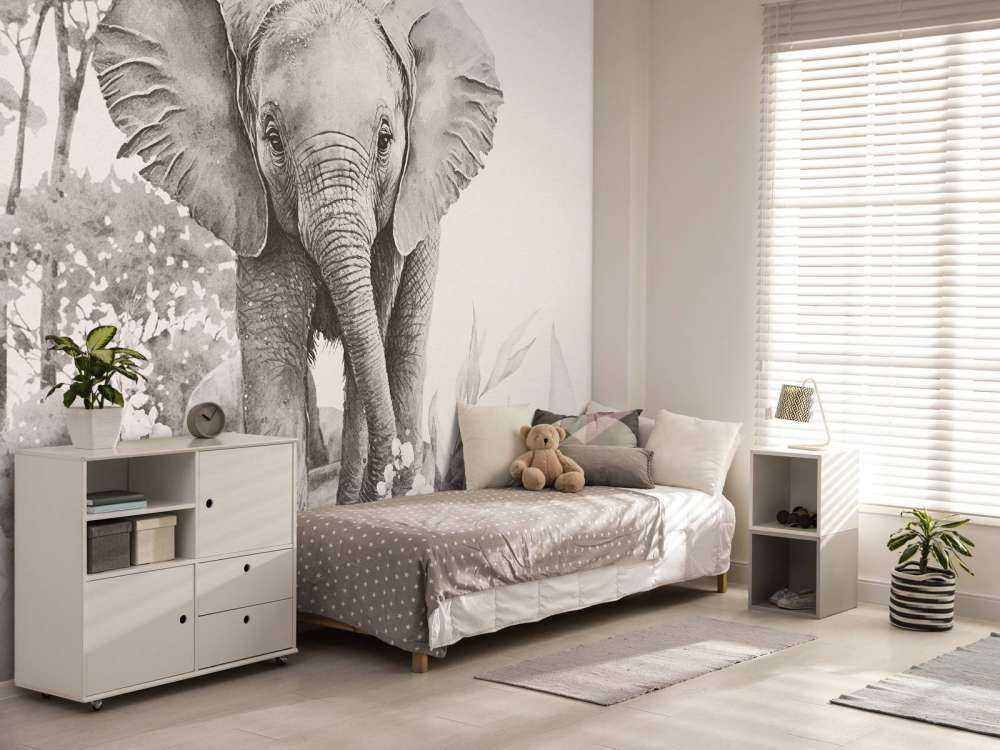 Baby elefante nella giungla beige