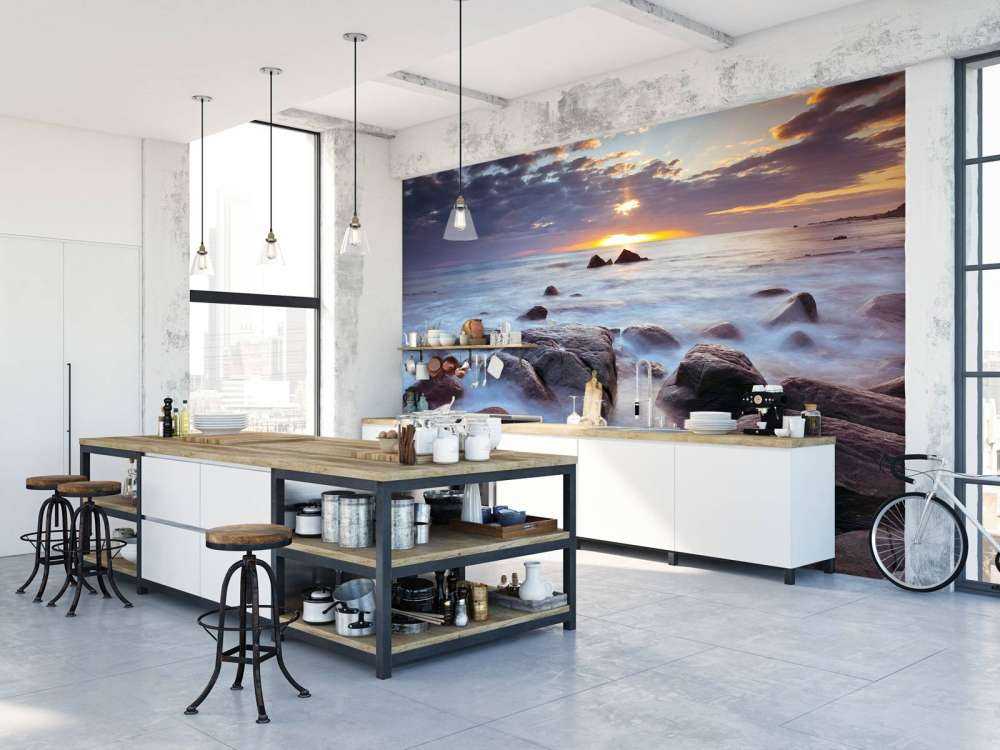 Tramonto su una costa rocciosa