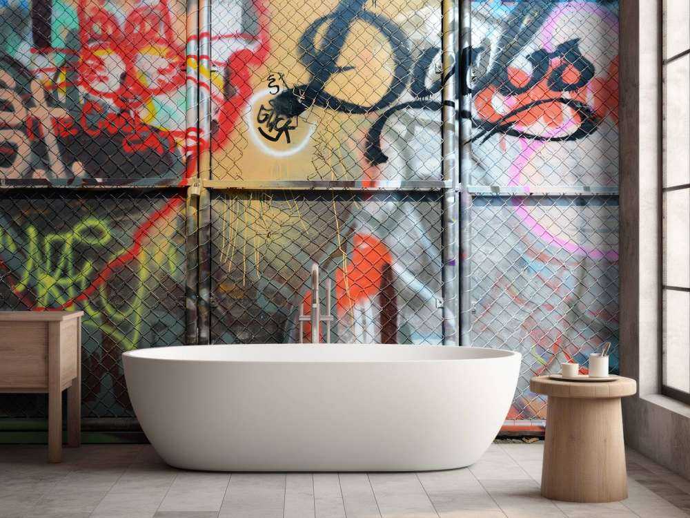 Graffiti su porte in acciaio