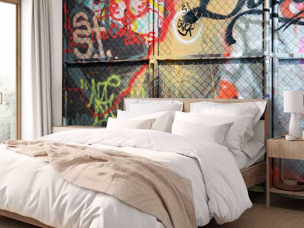 Graffiti su porte in acciaio