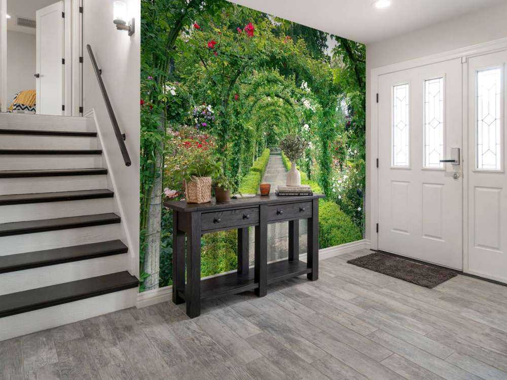 Sentiero attraverso il roseto