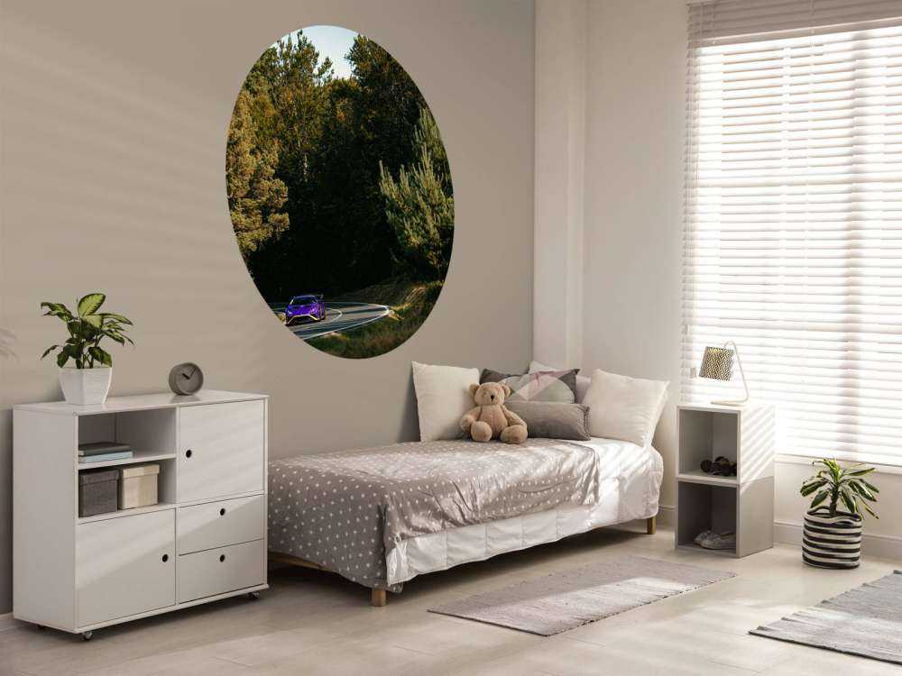 Lamborghini Huracán viola in paesaggio boschivo