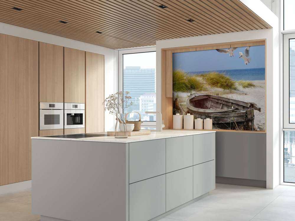 Vecchia barca da pesca, gabbiani, spiaggia e mare