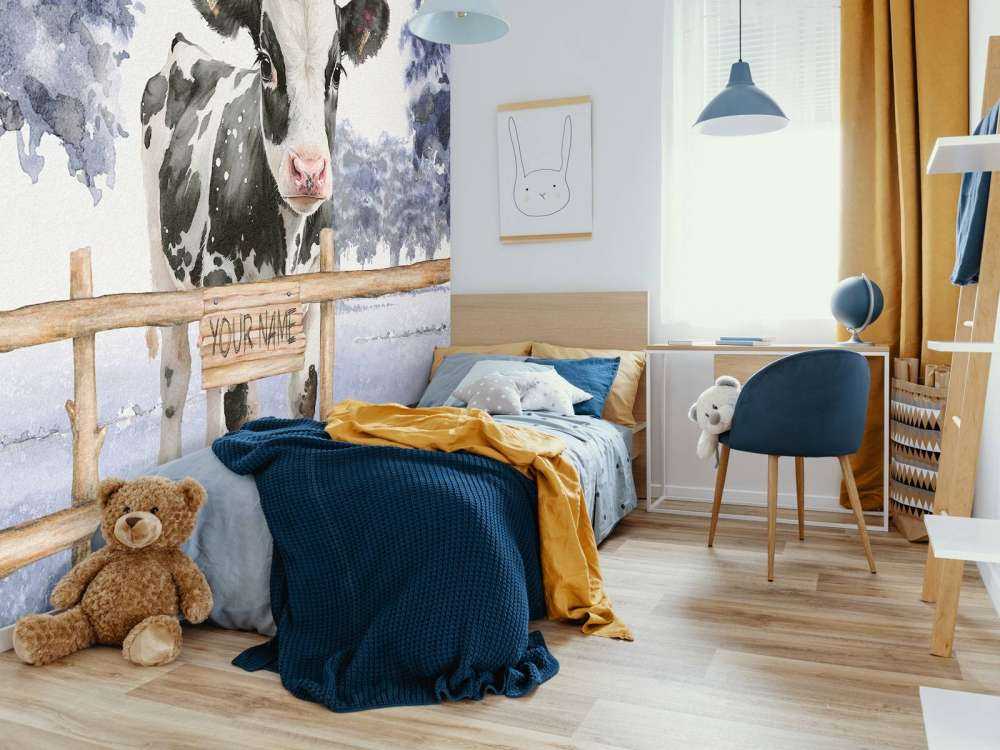 Giovane mucca in un prato blu